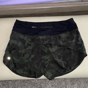 Lululemon speed up green camo 4’ shorts
